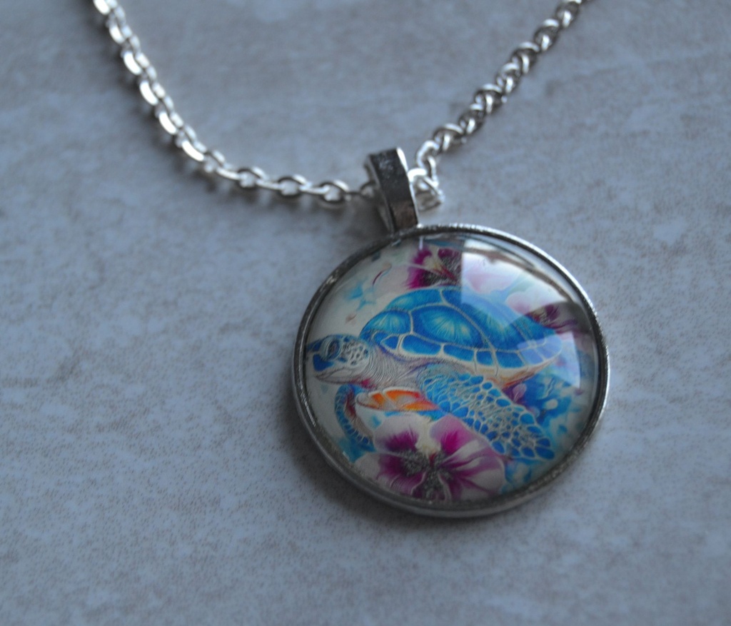 Collier pendentif cabochon "Tortue Marine" & Fleurs