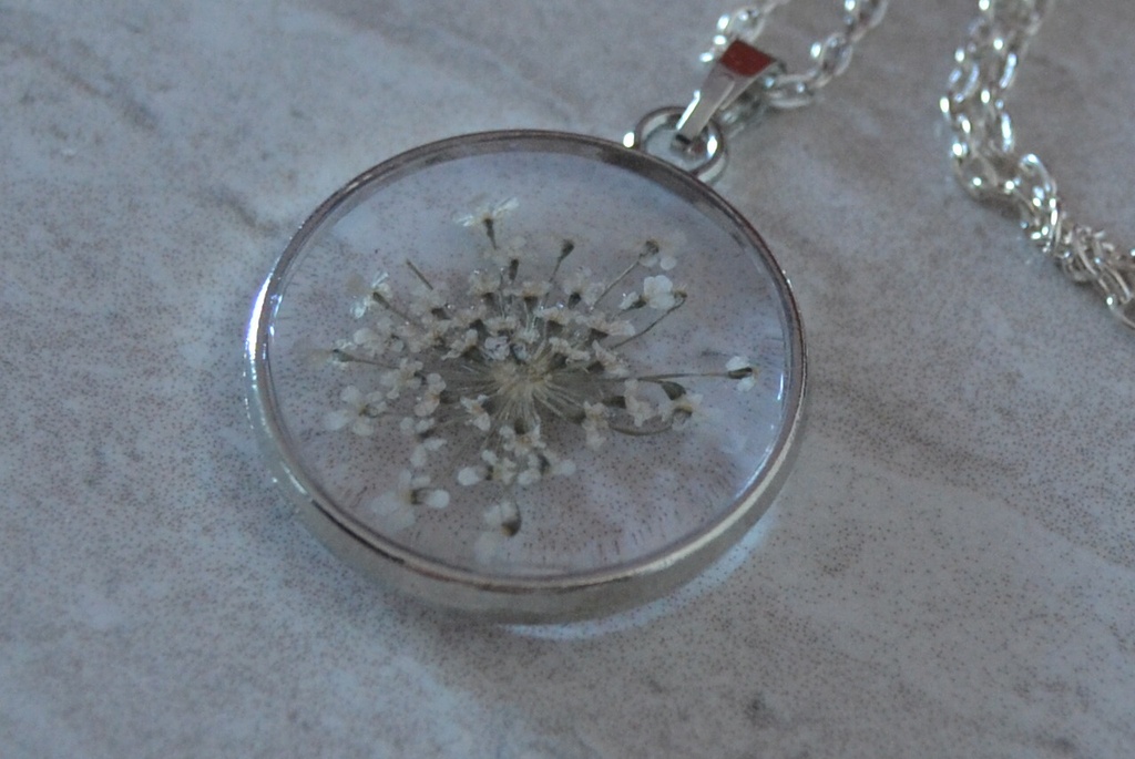Collier pendentif "Fleur Botanique & Résine"