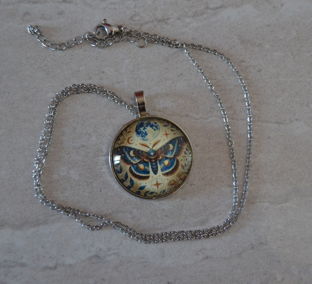 Collier pendentif cabochon "Papillon Céleste & Lune"