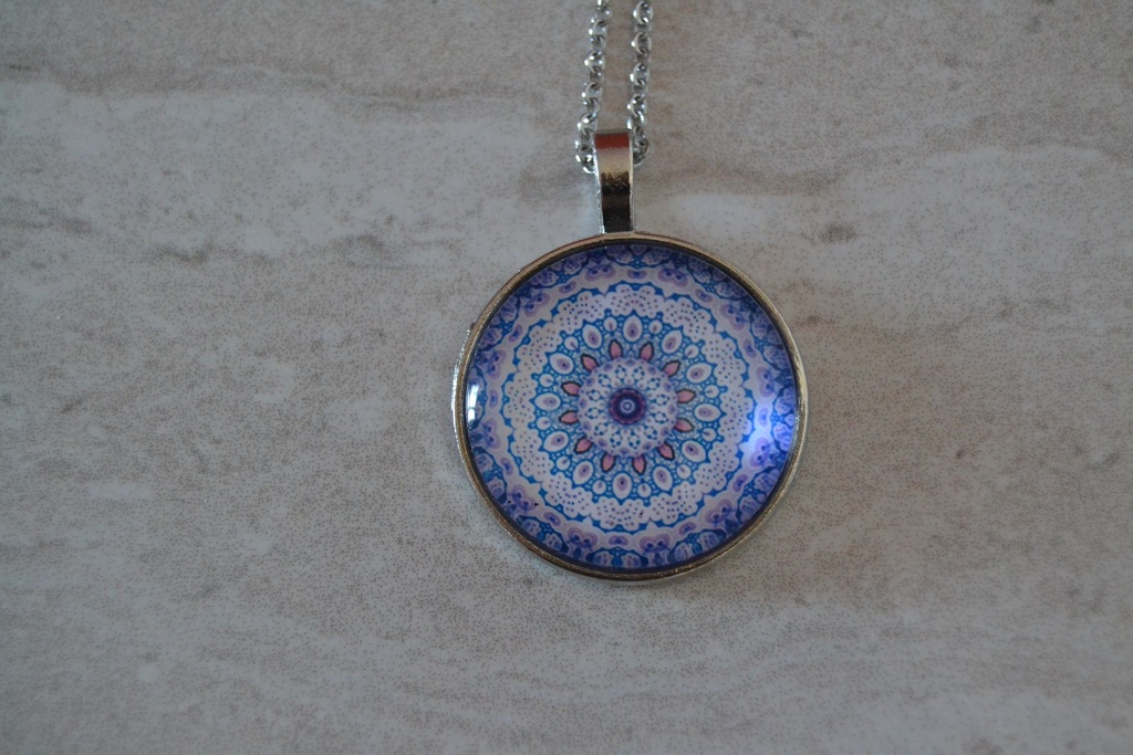 Collier pendentif cabochon "Mandala Violet & Bleu"