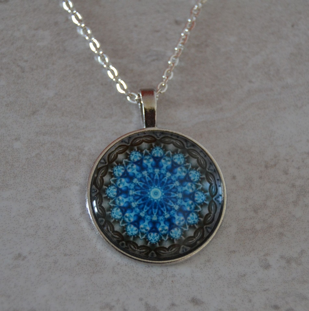 Collier pendentif cabochon "Mandala Bleu Azur & Rosace"