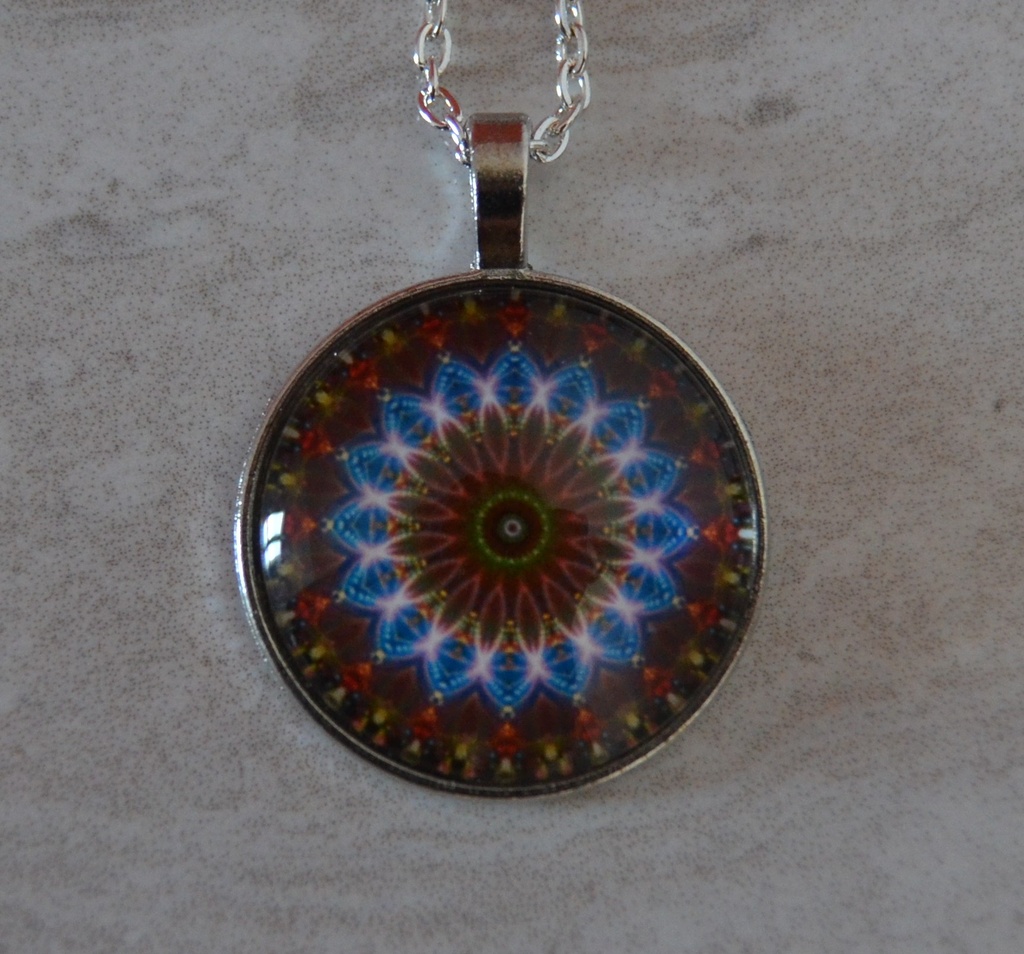 Collier pendentif cabochon "Mandala Kaléidoscope Rouge & Bleu"