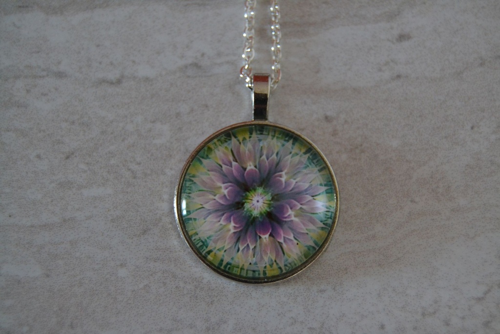 Collier pendentif cabochon "Fleur Éclosion Mauve & Lotus"